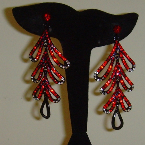 Rhinestone and Black Japanned Necklace and Earring - Picture 13 of 16